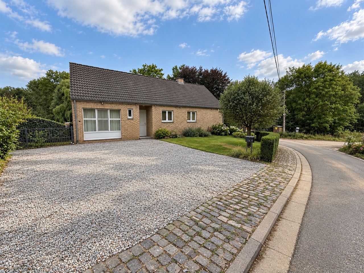 Villa avec garage dans une rue sans issue