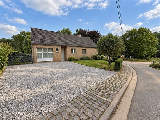 Villa avec garage dans une rue sans issue