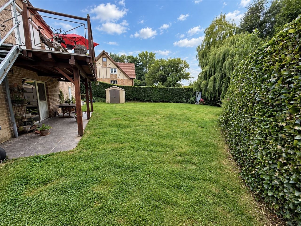 Villa avec garage dans une rue sans issue