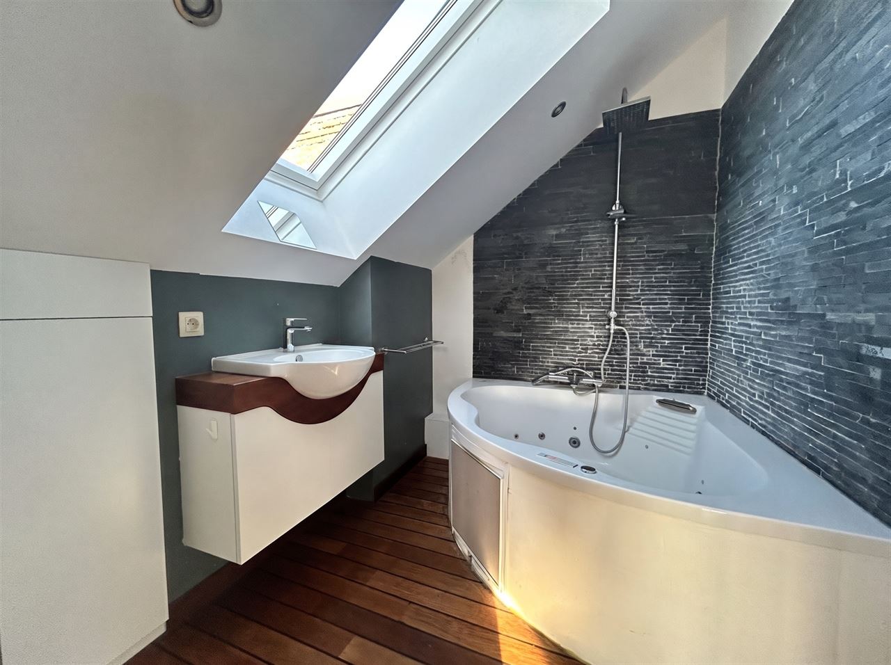 Loft avec balcon et emplacement de parking