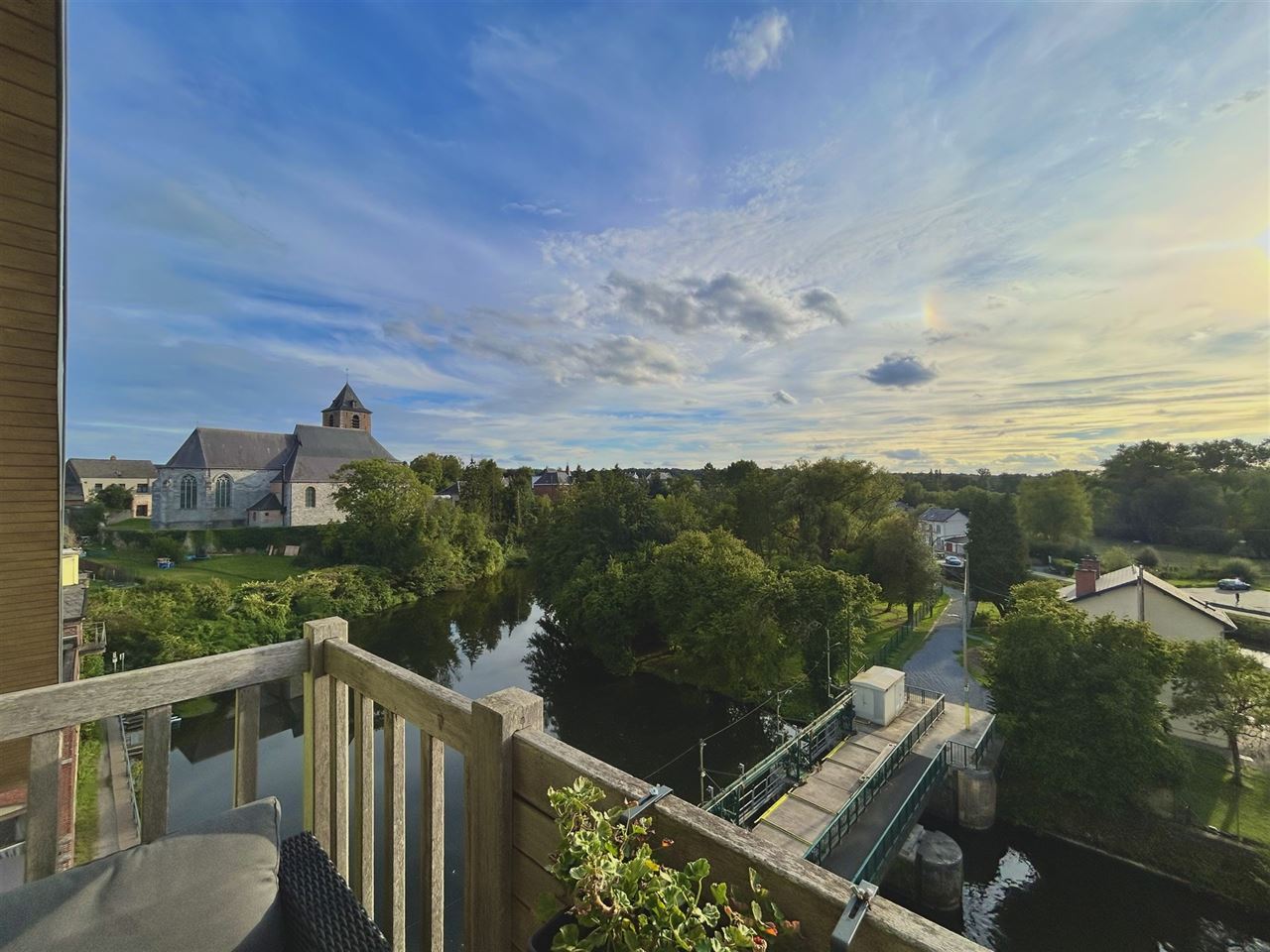 Loft avec balcon et emplacement de parking