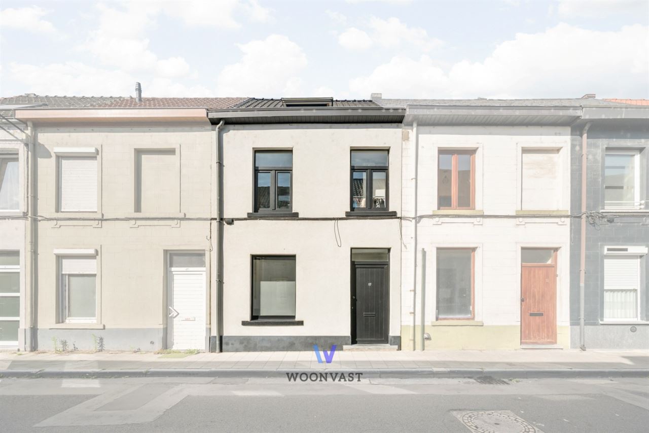 Instapklare, stijlvol gerenoveerde woning met zonnig dakterras nabij het centrum van Aalst