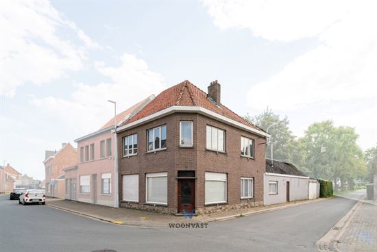 Ruime te renoveren woning met 4 slaapkamers in Zele!