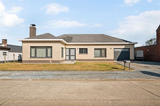 Ruime bungalow in groene omgeving.
