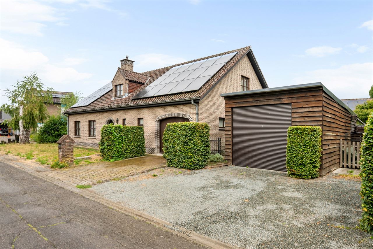 Open bebouwing met 3 slaapkamers en ruime garages!