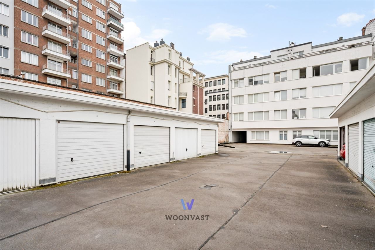 Charmant opbrengstgebouw met 3 units en 3 garages