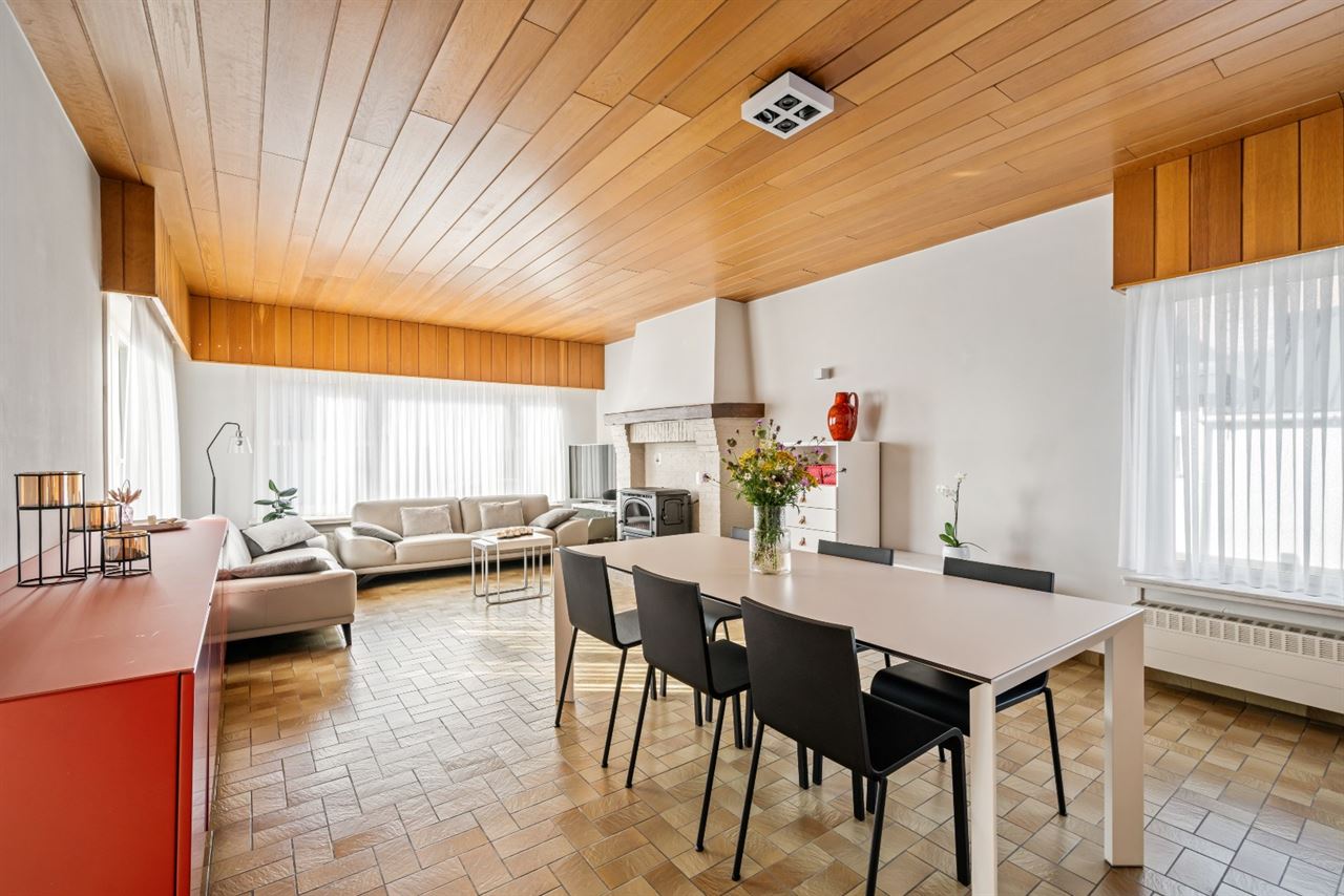 Ruime bungalow in groene omgeving.