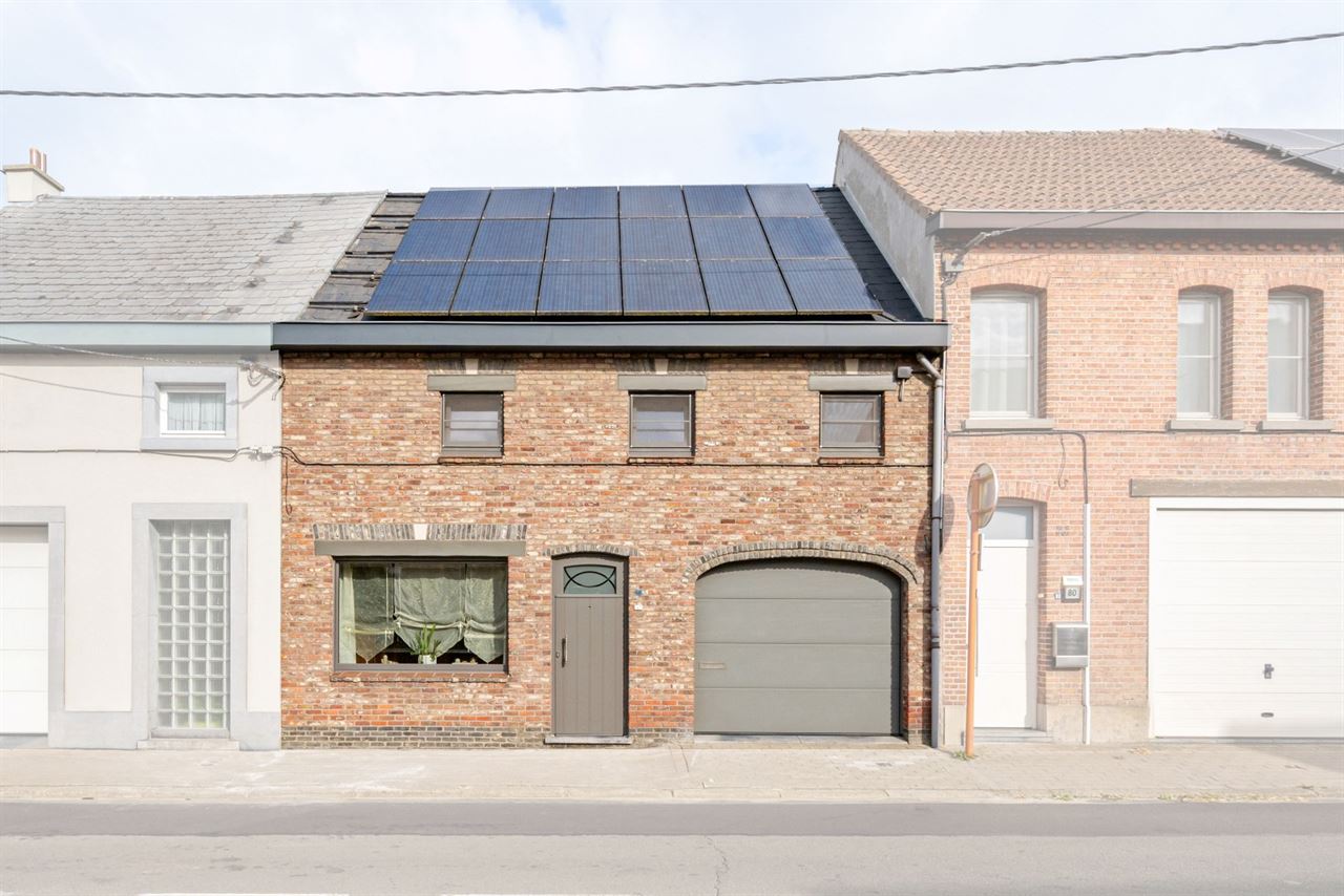 Woning met garage en zonnige tuin.