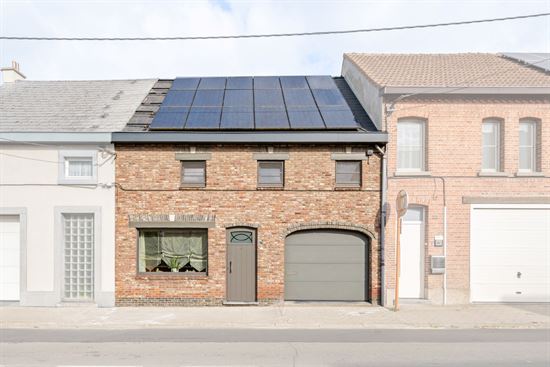 Woning met garage en zonnige tuin.