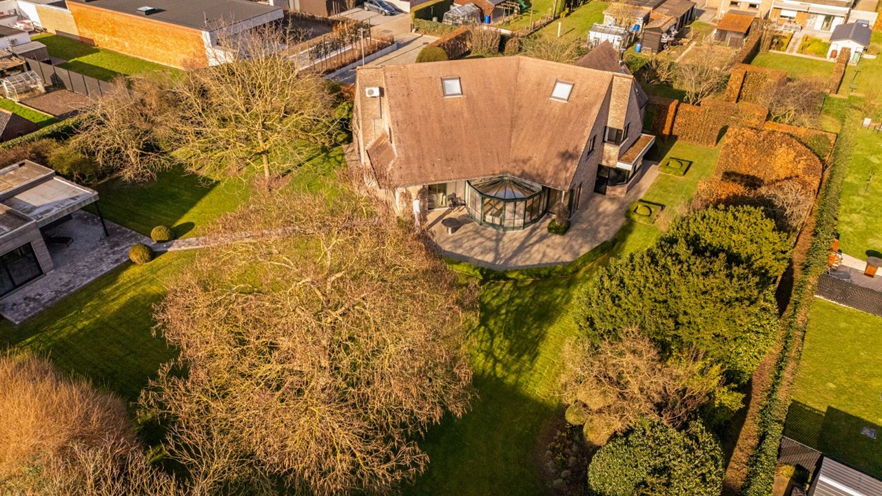 Ruime villa in tweede bouwlijn.
