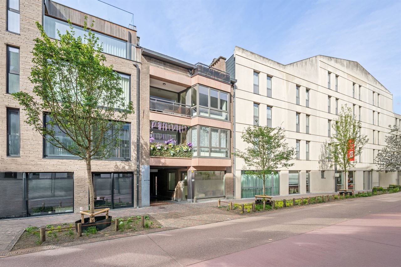 Instapklare kantoorunit van 80 m² te huur in hartje Sint-Niklaas