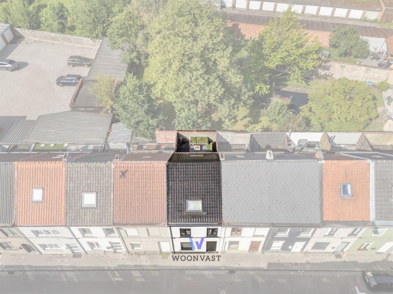 Instapklare, stijlvol gerenoveerde woning met zonnig dakterras nabij het centrum van Aalst
