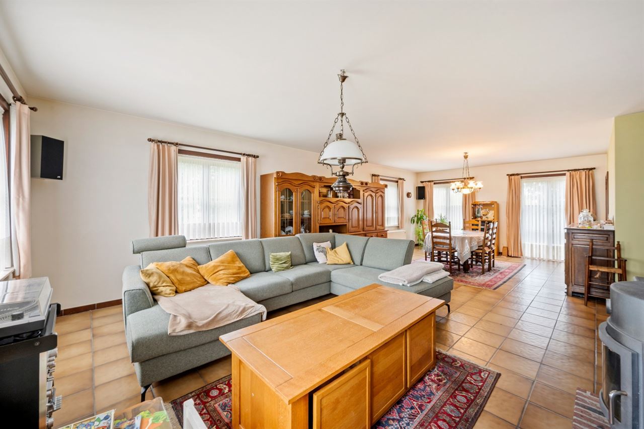 Open bebouwing met 3 slaapkamers en ruime garages!