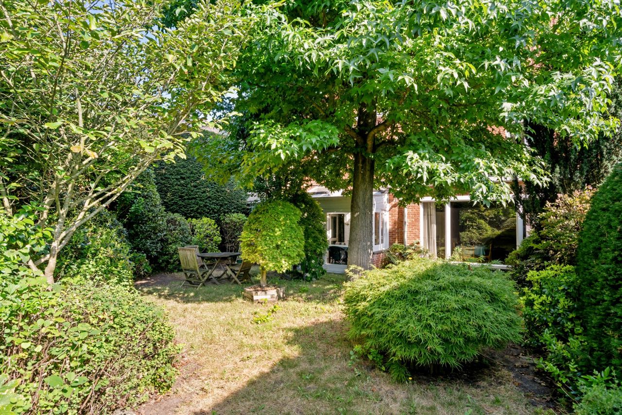 Ruime gezinswoning met 4 slaapkamers en ruime tuin.