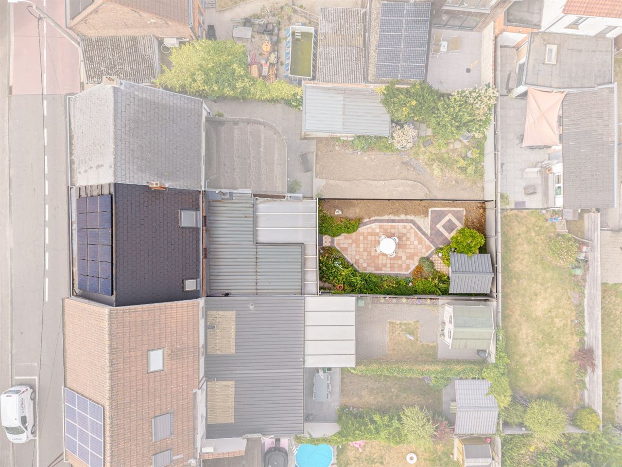 Woning met garage en zonnige tuin.