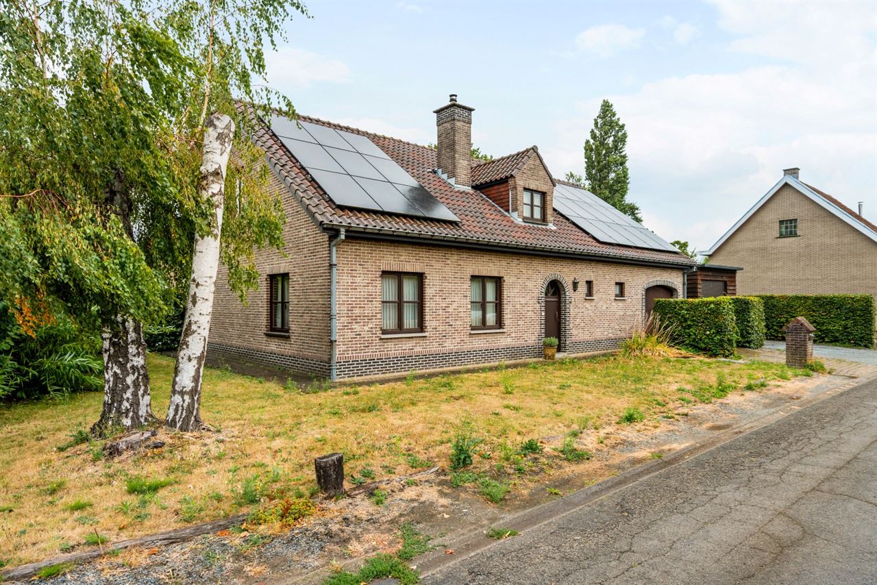 Open bebouwing met 3 slaapkamers en ruime garages!