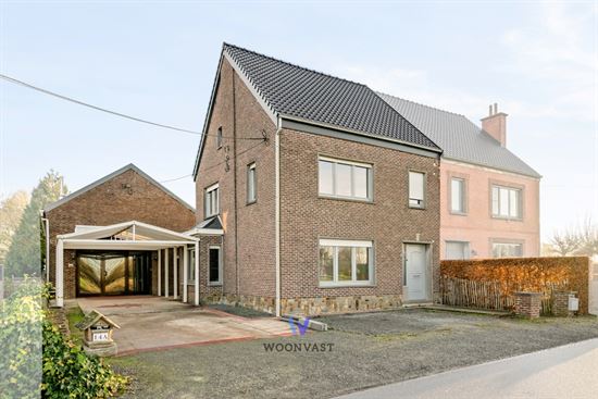 Halfopen bebouwing met bijgebouw op een perceel van 10are!