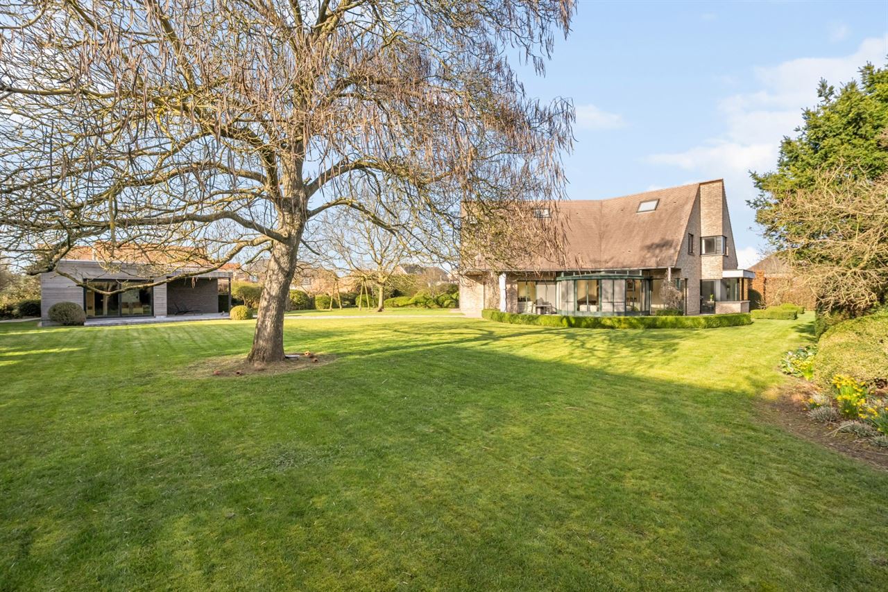 Ruime villa in tweede bouwlijn.
