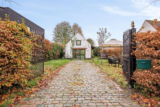 Charmante verder af te werken woning met ruime tuin