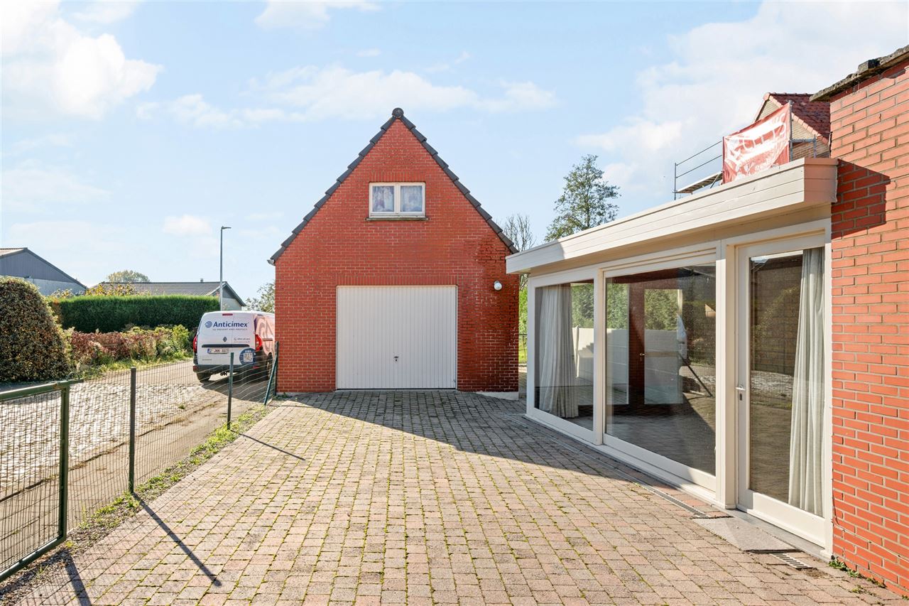 Halfopen woning met veel potentieel op ruim perceel!