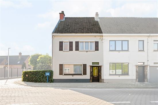 Halfopen woning met veel potentieel op ruim perceel!
