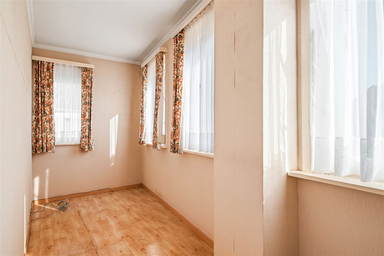 Halfopen woning met veel potentieel op ruim perceel!