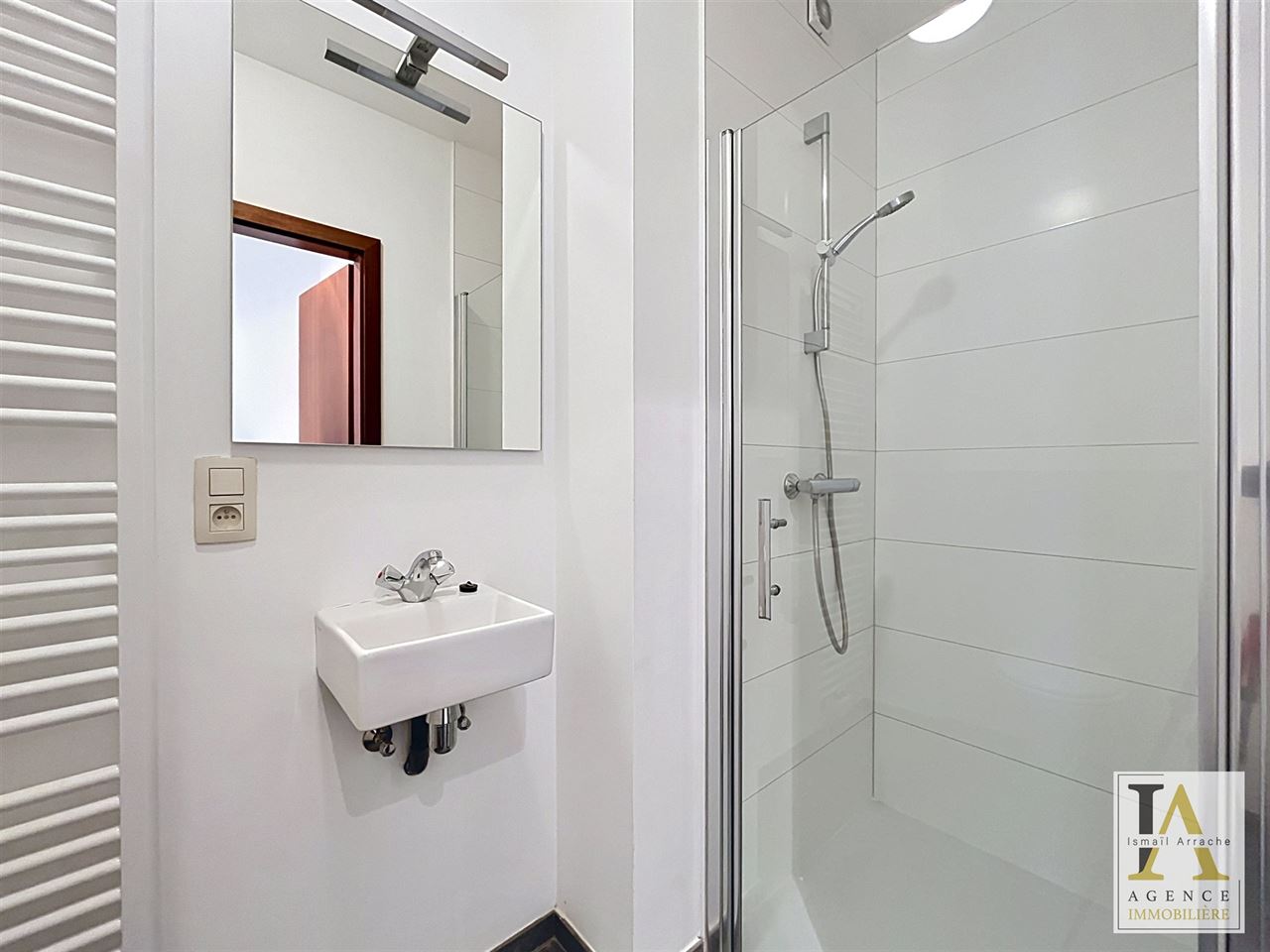 Une chambre en colocation avec toilette et douche séparés