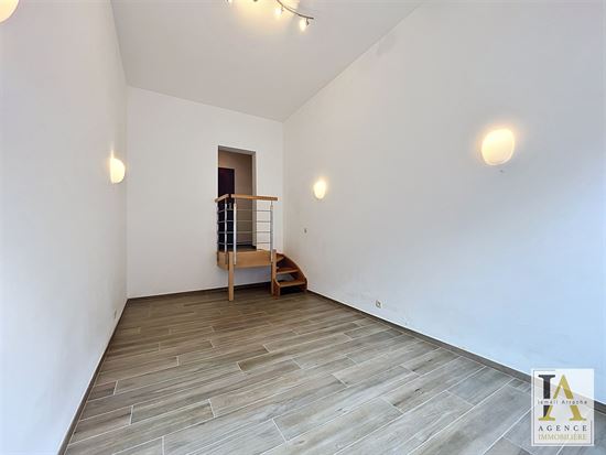 Une chambre en colocation avec toilette et douche séparés