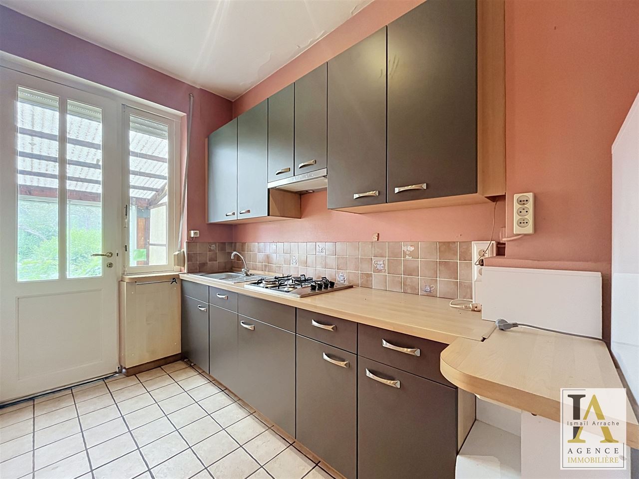 Maison unifamiliale à rénover avec jardin