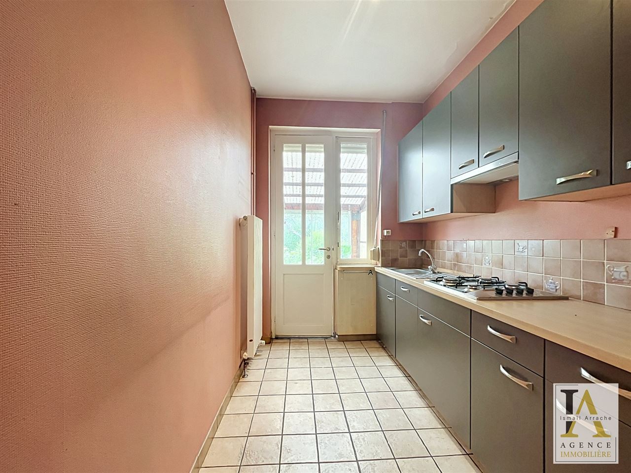 Maison unifamiliale à rénover avec jardin