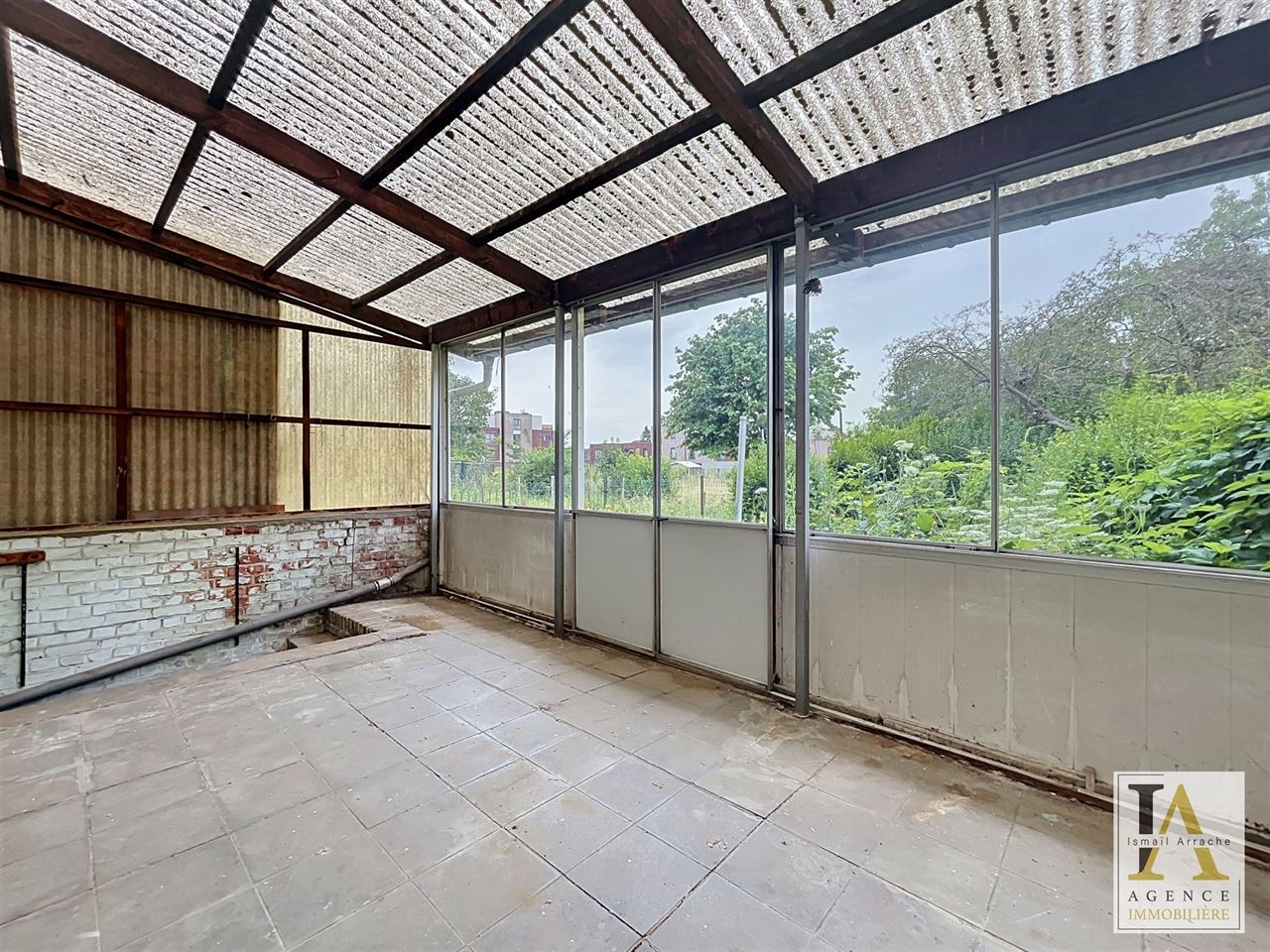 Maison unifamiliale à rénover avec jardin