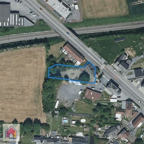 Terrain d'une superficie de 14 a 60 ca ! Belle visibilité !