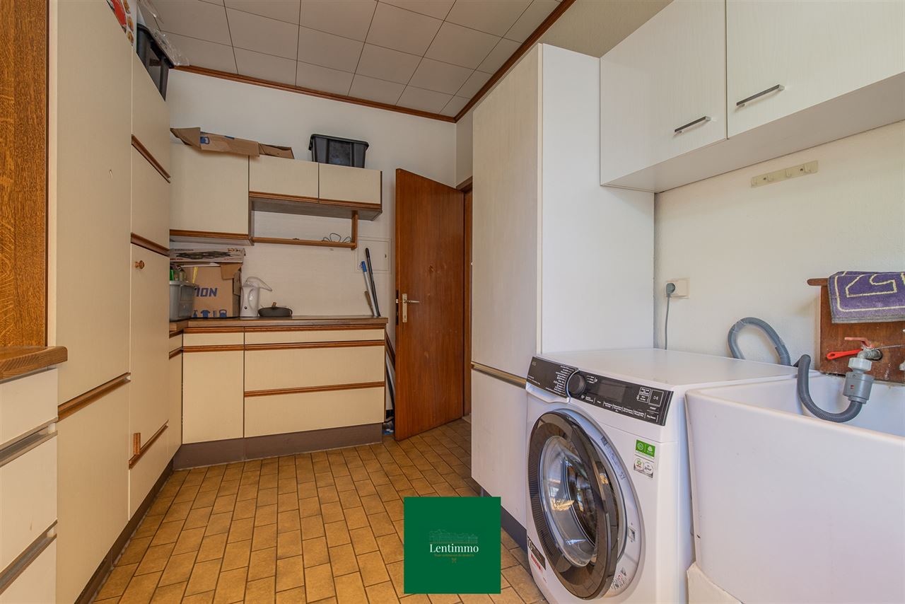 OB in doodlopende straat met 3 slpks, 2 garages te Sinaai