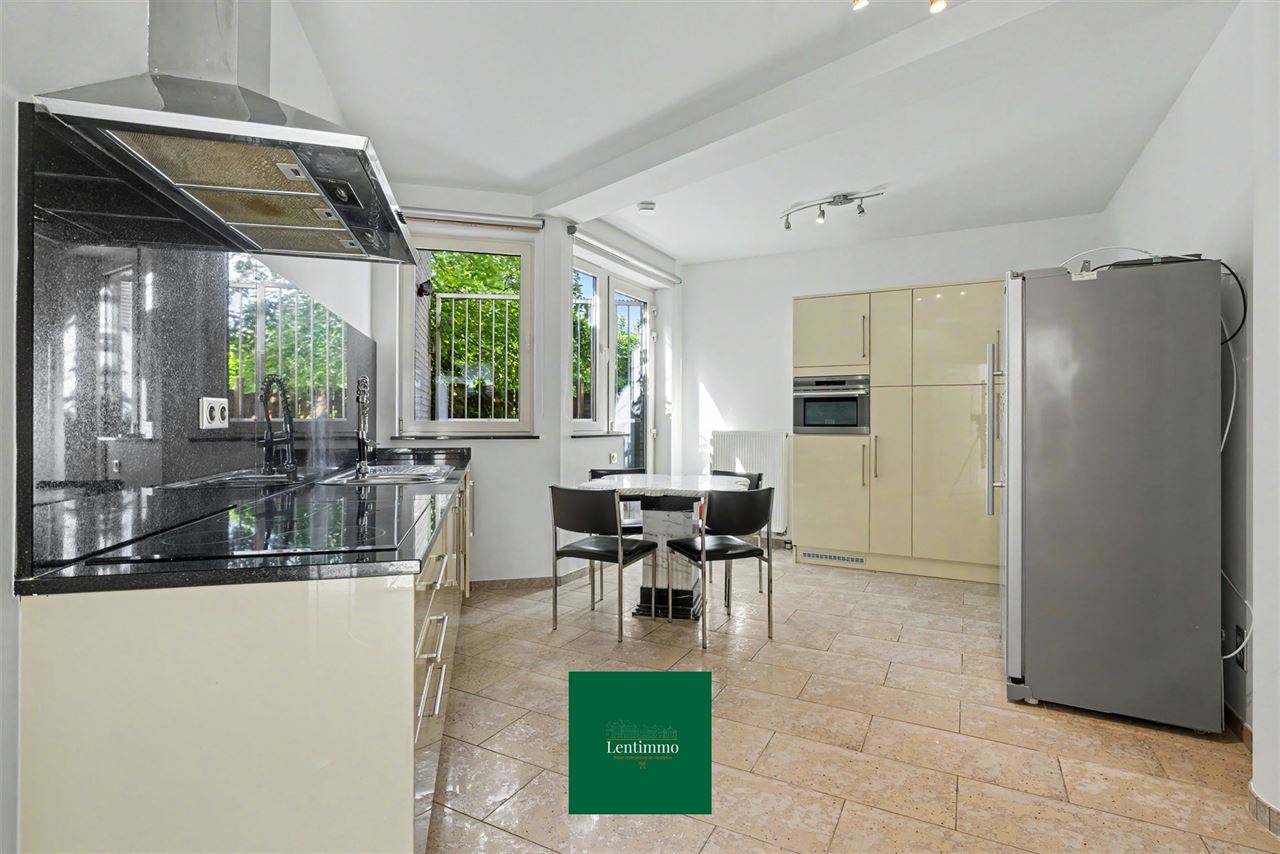 Riant handelshuis (340m2) op toplocatie te Londerzeel