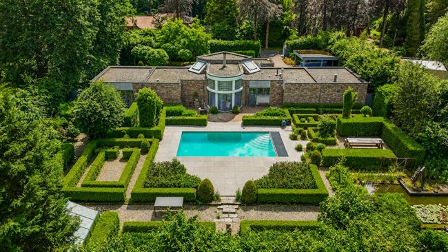 Exclusieve architectenwoning met zwembad in Kapellenbos