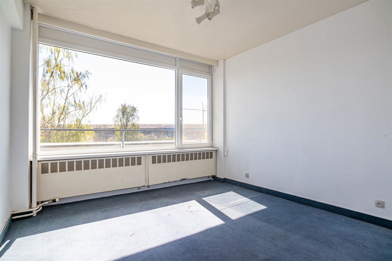 Ruim 3-slaapkamerappartement met potentieel + garage