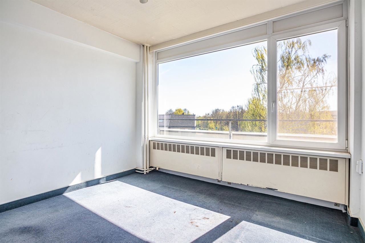 Ruim 3-slaapkamerappartement met potentieel + garage