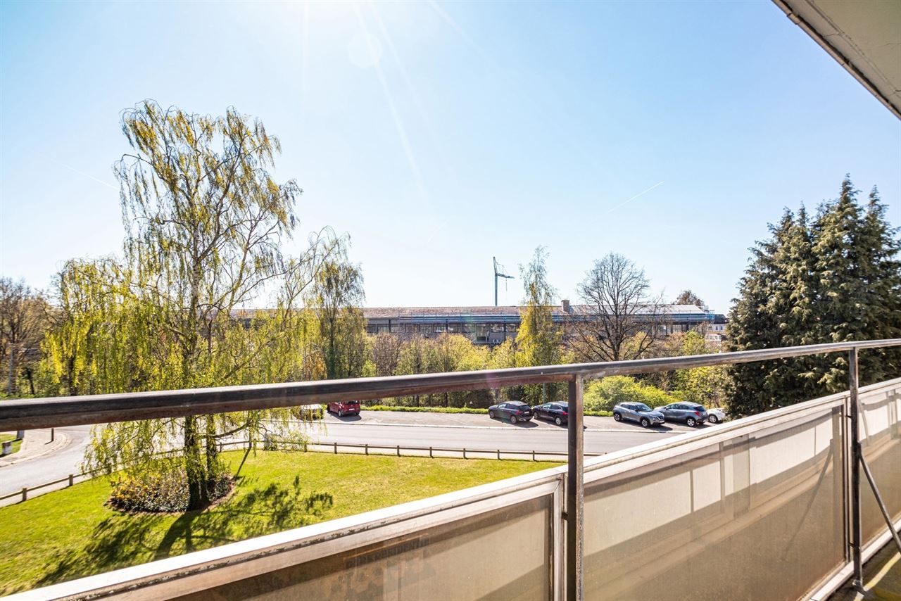 Ruim 3-slaapkamerappartement met potentieel + garage