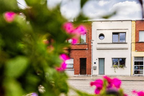 Rustig wonen aan het water met een zonnige, biodiverse tuin