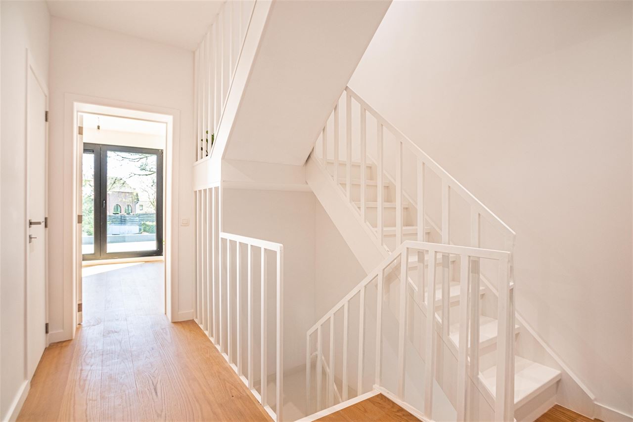 Stijlvol gerenoveerde woning met ZO-tuin in Hove