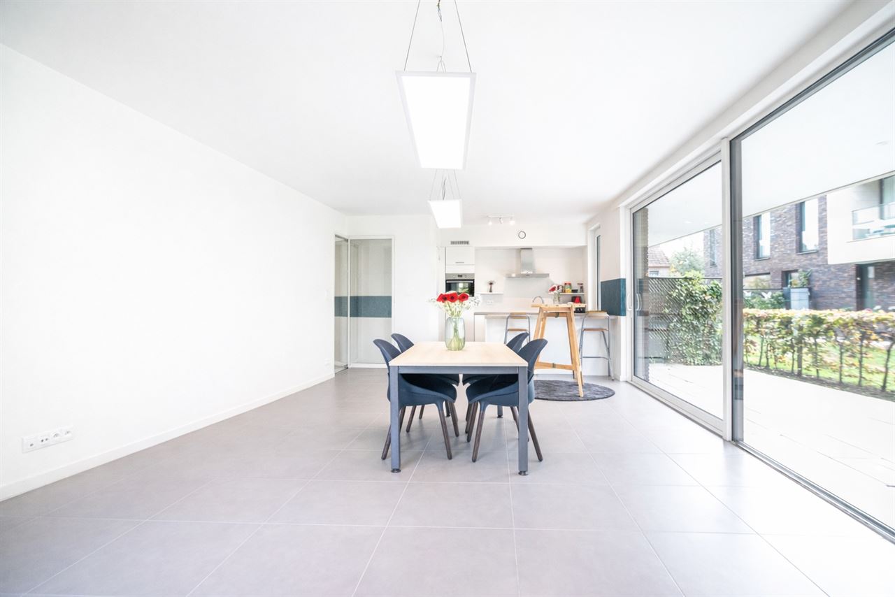 Lichtrijk gelijkvloers appartement met terras en tuinzicht