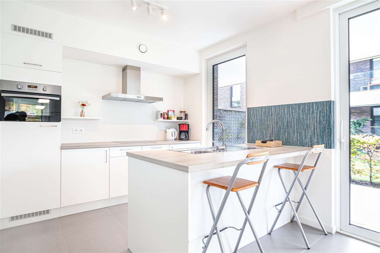 Lichtrijk gelijkvloers appartement met terras en tuinzicht