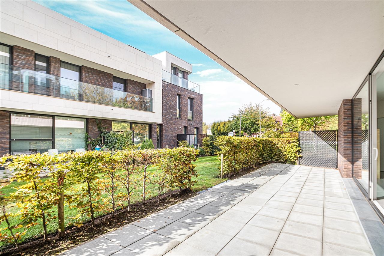 Lichtrijk gelijkvloers appartement met terras en tuinzicht