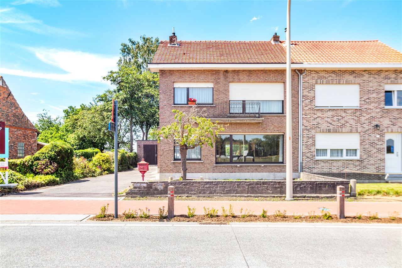 Statige woning met vrij uitzicht & vergund bijgebouw
