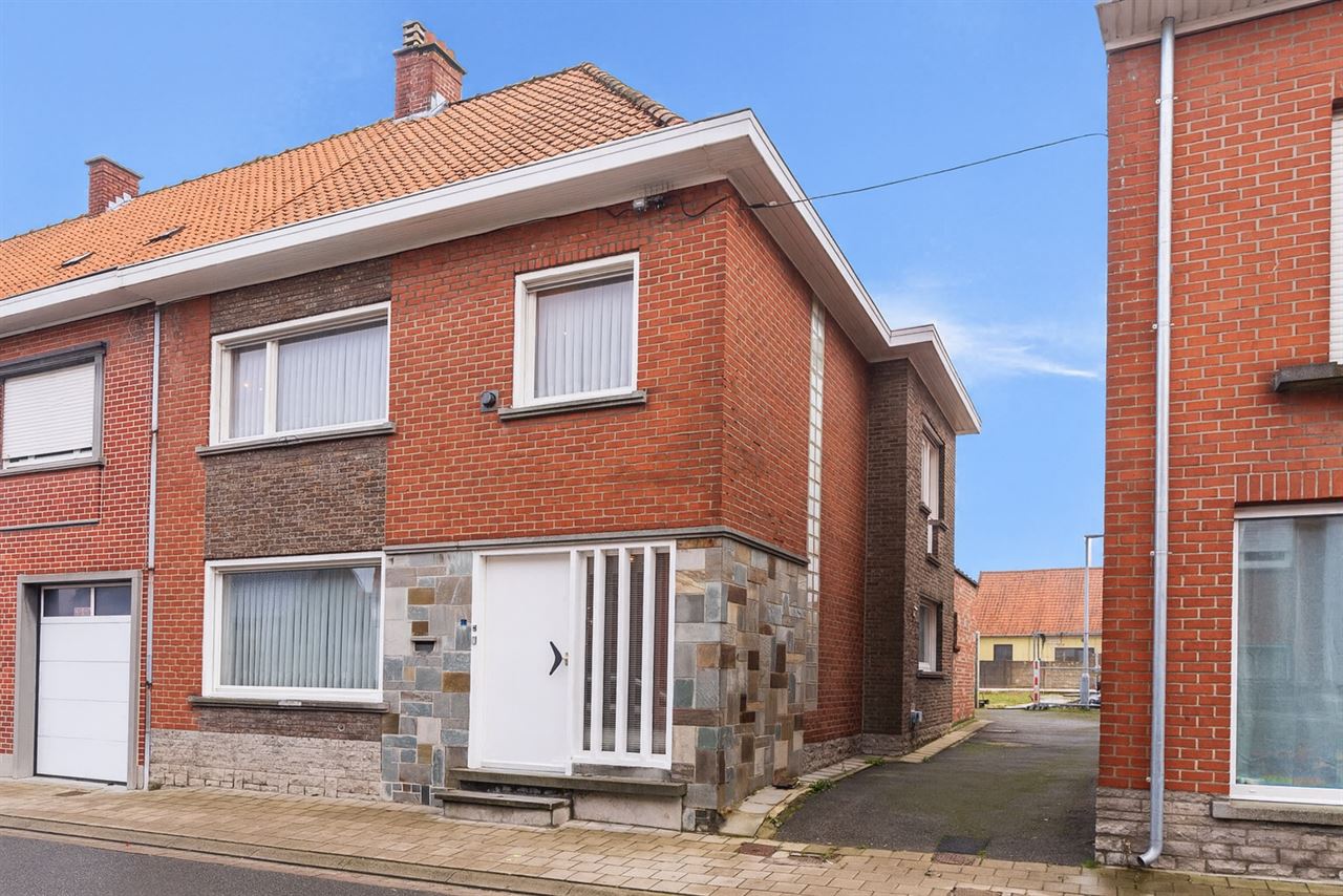 Halfopen gezinswoning met licht, structuur en potentieel