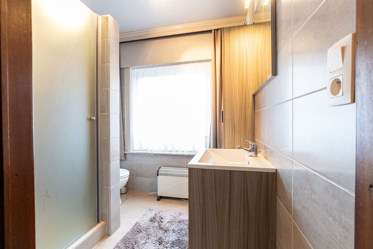Halfopen gezinswoning met licht, structuur en potentieel