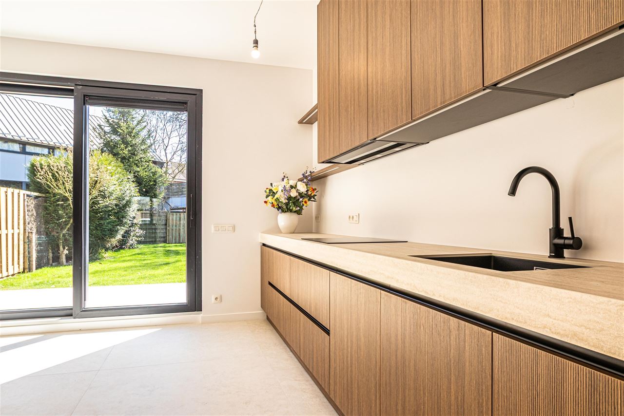 Stijlvol gerenoveerde woning met ZO-tuin in Hove