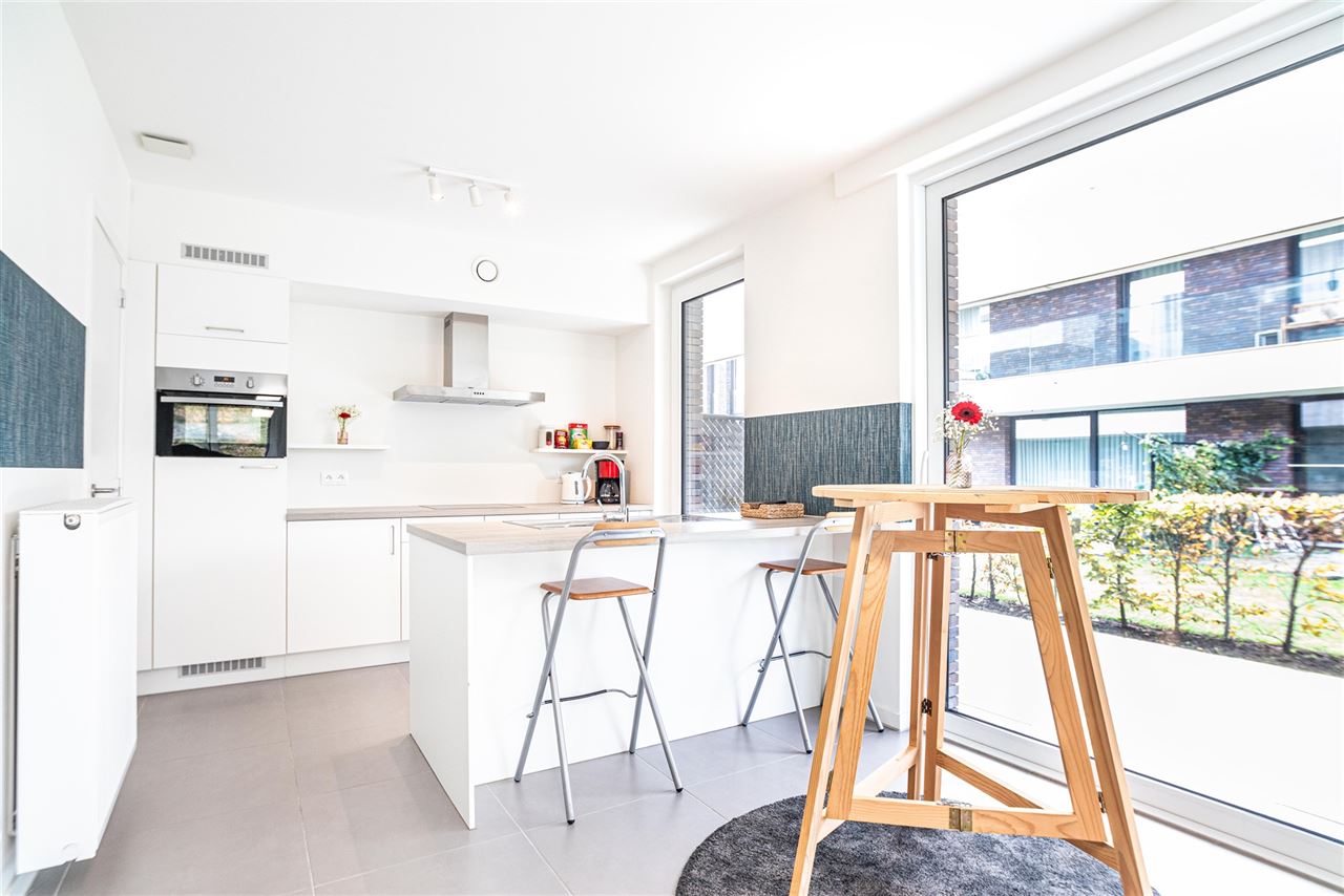 Lichtrijk gelijkvloers appartement met terras en tuinzicht