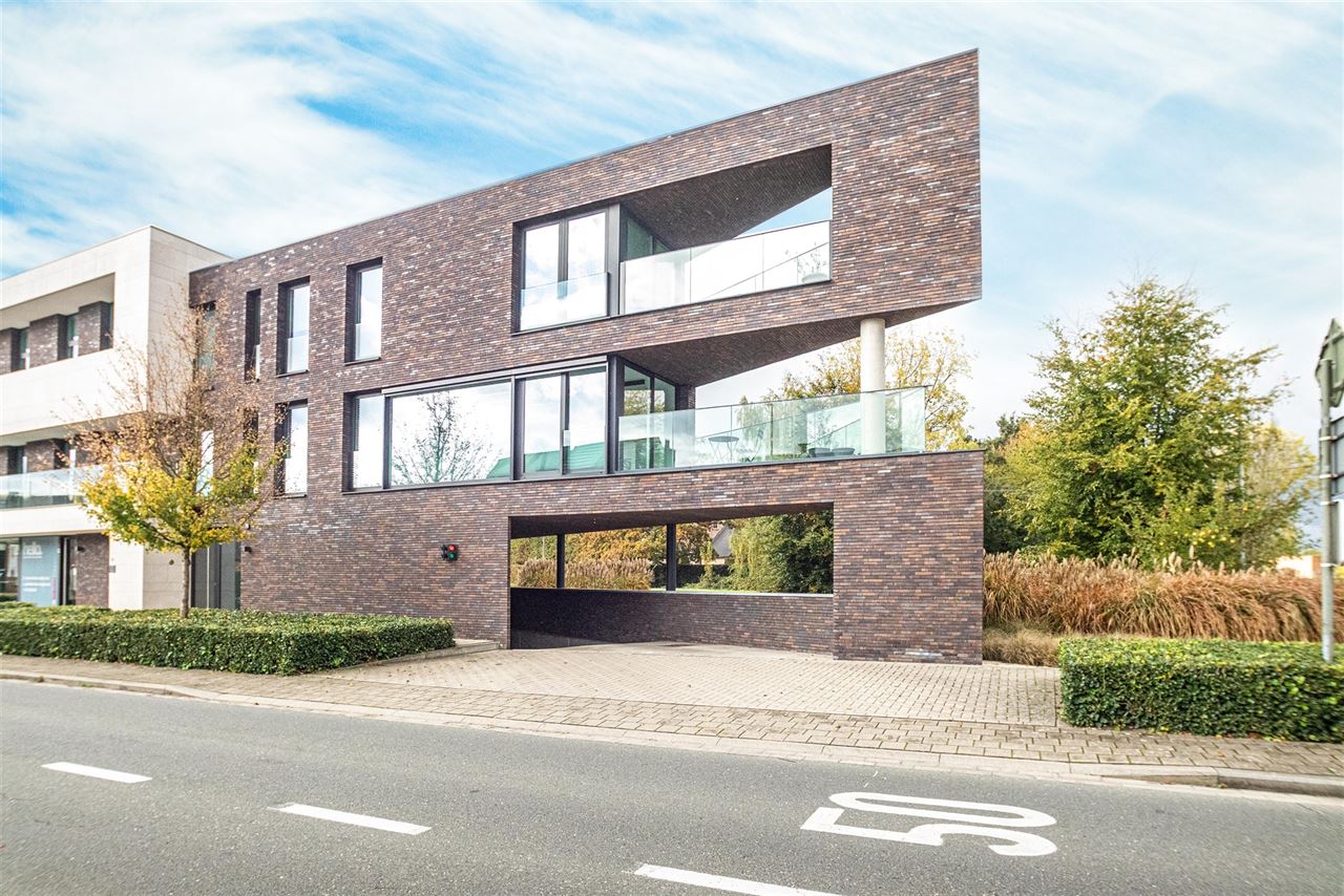 Lichtrijk gelijkvloers appartement met terras en tuinzicht