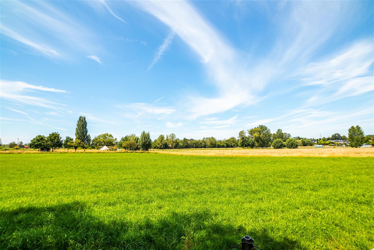 Statige woning met vrij uitzicht & vergund bijgebouw